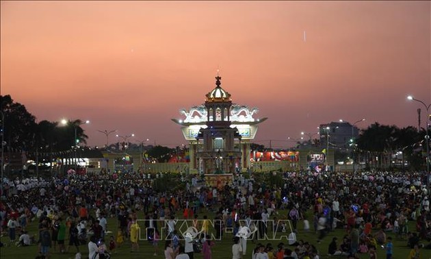 Тысячи людей приняли участие во великом празднике «Дык Ти Тон» религии Каодай