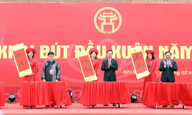 Президент Во Ван Тхыонг принял участие в церемонии, посвященной обычаю писания первых строчек в начале весны
