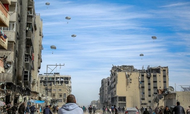 США пообещали сбросить с воздуха гумпомощь для жителей Газы