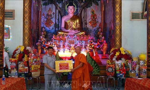 Рабочая группа Совета НС СРВ по вопросам национальностей поздравила кхмеров в Виньлонге с праздником Чол Чнам Тхмэй