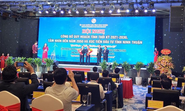 Премьер-министр Фам Минь Тинь принял участие в конференции по объявлению плана развития провинции Ниньтхуан и привлечению инвестиций в провинцию