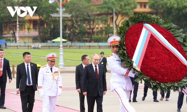 Президент Российской Федерации Владимир Путин посетил Мавзолей президента Хо Ши Мина