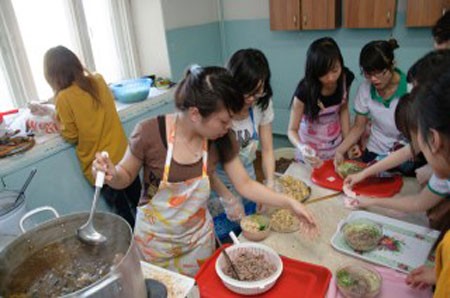 Du học sinh Việt Nam ở Tomsk bán phở làm từ thiện