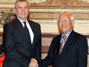 Bộ trưởng Bộ Quốc phòng Italia thăm Thành phố Hồ Chí Minh