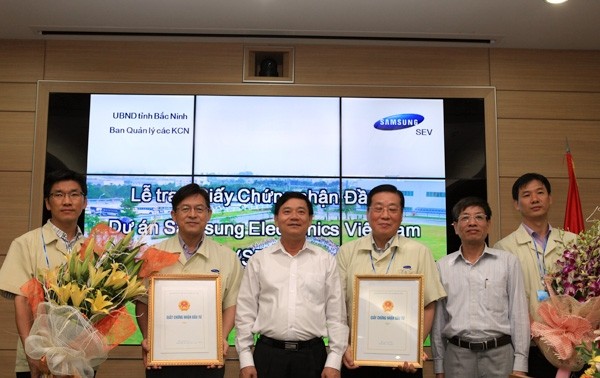 Trao giấy chứng nhận đầu tư thêm 1 tỷ USD cho Công ty Samsung
