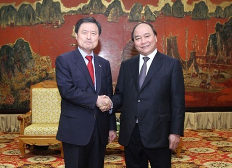 Phó Thủ tướng Nguyễn Xuân Phúc tiếp Thị trưởng thành phố Busan (Hàn Quốc) Hur Nam Sik 