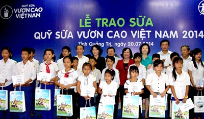 Hơn 72.000 ly sữa được trao cho trẻ em tỉnh Quảng Trị