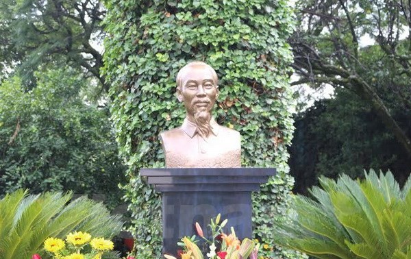 Khánh thành tượng đài Chủ tịch Hồ Chí Minh tại Đại sứ quán Việt Nam tại Mexico 