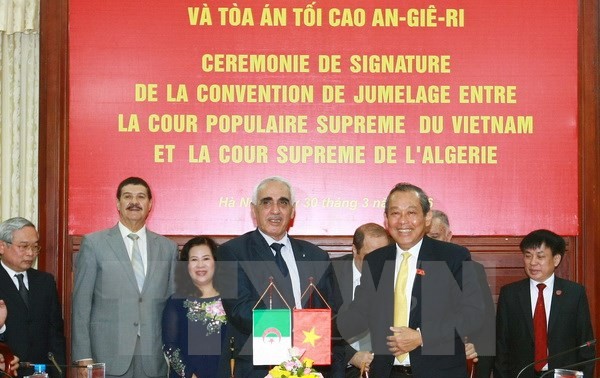 Chánh án Tòa án nhân dân tối cao Trương Hòa Bình tiếp đoàn Tòa án Algeria