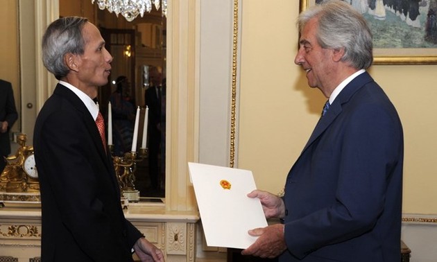 Đại sứ Đặng Xuân Dũng trình Quốc thư tại Uruguay
