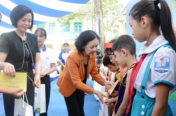 Trao 70.000 ly sữa cho trẻ em có hoàn cảnh khó khăn tại Thái Nguyên