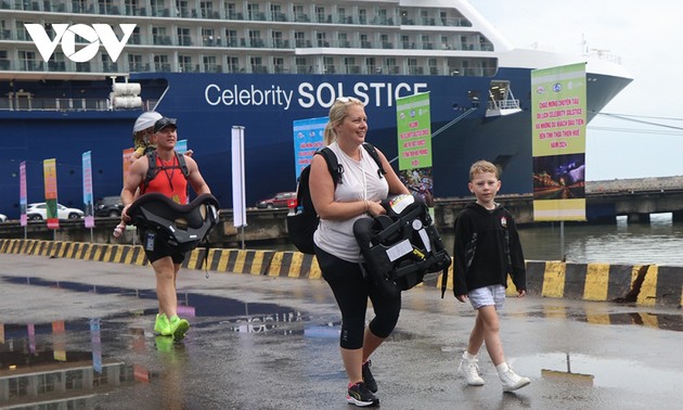 Tàu du lịch quốc tế Celebrity Solstice đưa 3.000 du khách cập cảng Chân Mây, tỉnh Thừa Thiên Huế 
