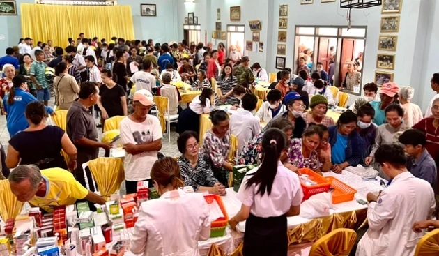 Đoàn công tác của Thành phố Hồ Chí Minh thăm, khám bệnh từ thiện tại Lào