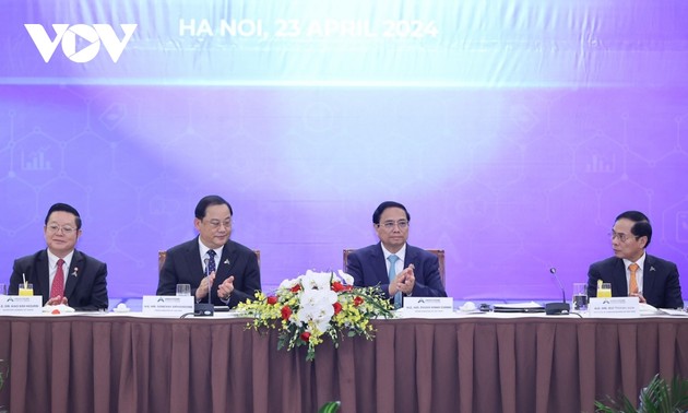 Thủ tướng Việt Nam và Thủ tướng Lào đồng chủ trì Tọa đàm với doanh nghiệp ASEAN và đối tác
