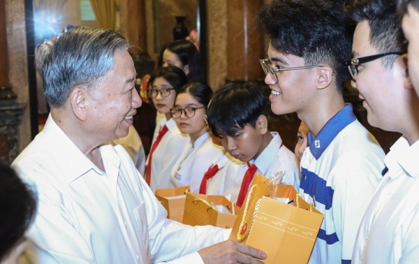 Chủ tịch nước Tô Lâm gặp mặt các thanh thiếu niên tiêu biểu là con, cháu trong lực lượng công an nhân dân