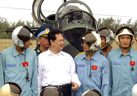 Perdana Menteri Vietnam Nguyen Tan Dung mengunjungi resimen nomor 910 angkatan udara 