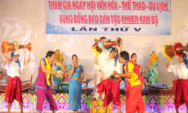 Hari Pesta kebudayaan, olahraga dan pariwisata etnis Khmer tahun 2013 dibuka