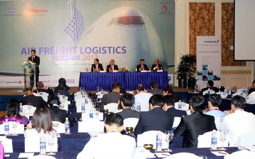Vietnam memperkuat kerjasama transportasi penerbangan internasional
