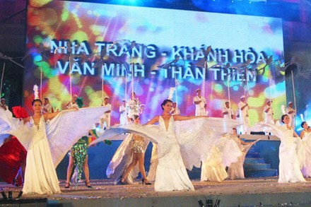 Festival laut Nha Trang- Khanh Hoa tahun 2013 dengan banyak aktivitas menuju ke laut dan pulau