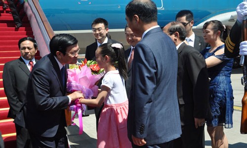  Presiden Truong Tan Sang melakukan kunjungan di Kedutaan Besar Vietnam di Beijing