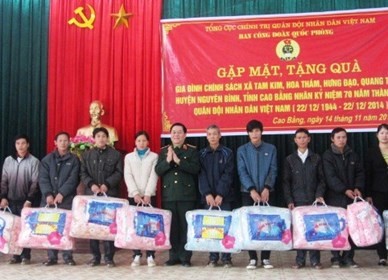 700 bingkisan disampaikan kepada keluarga yang mendapat kebijakan prioritas di propinsi Cao Bang