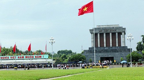 Ribuan orang berziarah kepada Mousolium Presiden Ho Chi Minh pada awal tahun baru