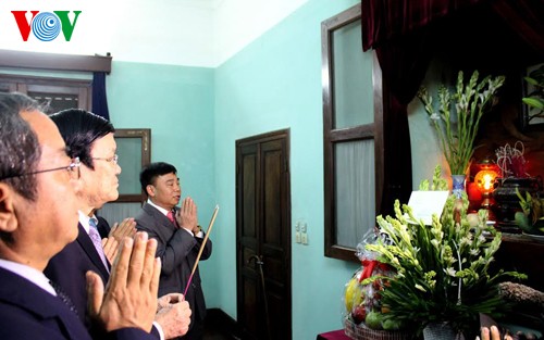 Presiden Truong Tan Sang membakar hio untuk mengenangkan Presiden Ho Chi Minh