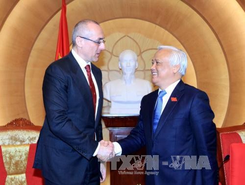 Wakil Ketua MN Uong Chu Luu menerima Menteri Hukum Slovakia