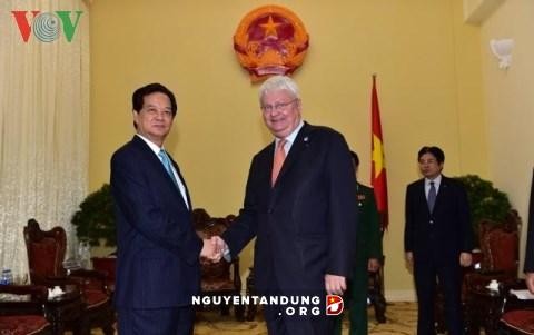 PM Nguyen Tan Dung menerima Wakil Sekjen PBB dan Menteri Hukum Aljazair