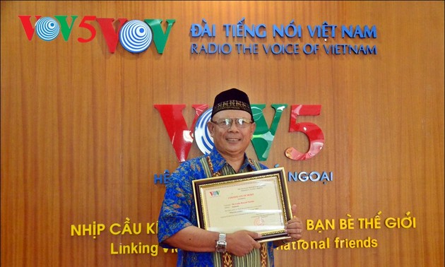 Pendengar CR Nurdin dengan hadiah ketiga Sayembara "Apa yang Anda ketahui tentang Vietnam"