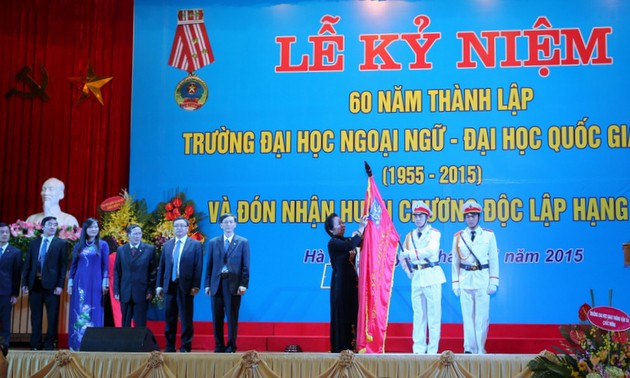 Wakil Presiden Nguyen Thi Doan menghadiri upacara peringatan ultah ke-60 berdirinya Sekolah Tinggi Bahasa Asing