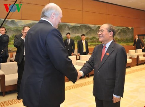 Ketua MN Nguyen Sinh Hung melakukan pertemuan dengan Presiden Belarus, Alexander Lukashenko.
