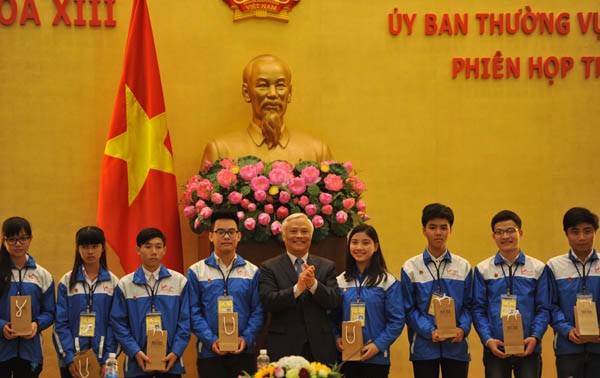 Menemui  82 pelajar peserta babak final sayembara Jayalah Vietnam