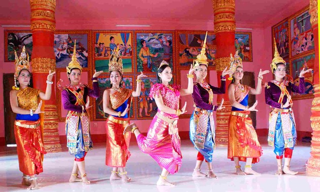 Busana tradisional etnis minoritas Khmer