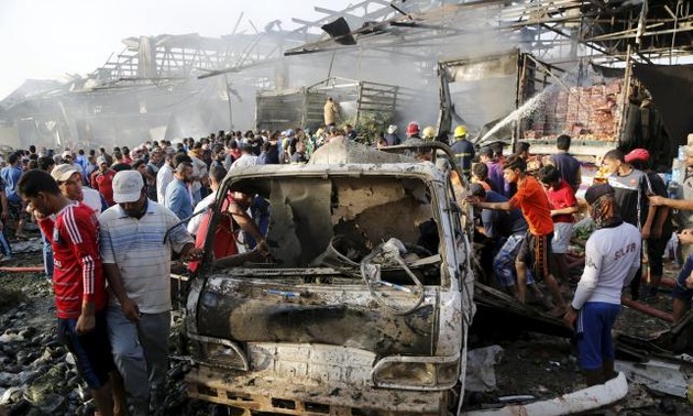 Serangan bom bunuh diri  di Irak menewaskan 30 orang