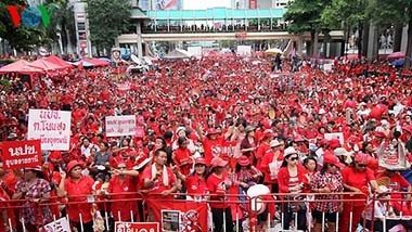 Thailand : Kubu baju Merah membuka pusat pengawasan referendum rakyat