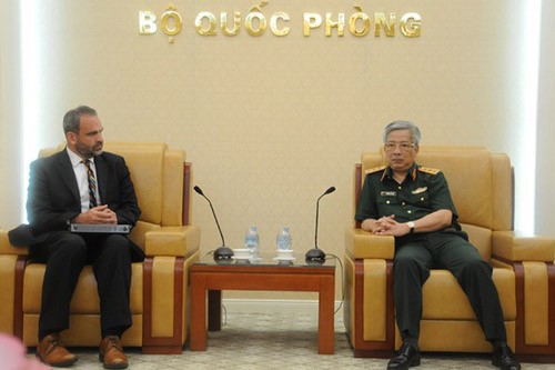 Deputi Menteri Pertahanan Vietnam, Nguyen Chi Vinh menerima Wakil Asisten Menhan AS, Thomas Ross
