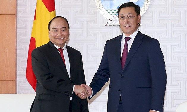 PM Nguyen Xuan Phuc mengakhiri dengan baik kunjungan resmi di Mongolia dan kehadirian di ASEM 11