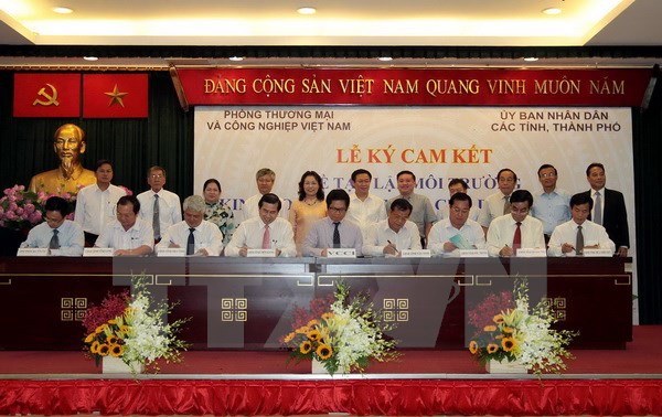 VCCI dan 21 propinsi dan kota di Vietnam menandatangani komitmen tentang menciptakan lingkungan bisnis yang kondusif kepada badan usaha
