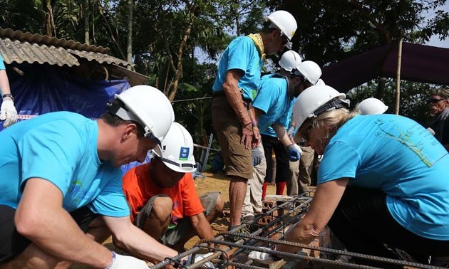 Sukarelawan internasional membantu membangun rumah untuk keluarga miskin di propinsi Phu Tho