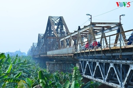 Kota Hanoi dan penggalan-penggalan jembatan  yang menyambungkan waktu