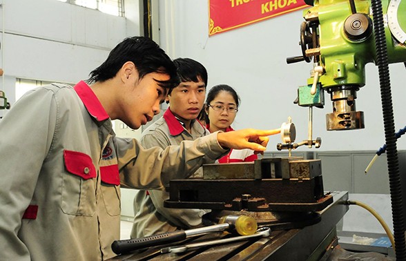 Meneliti kebijakan tentang pengembangan sumber daya manusia tingkat tinggi di Vietnam