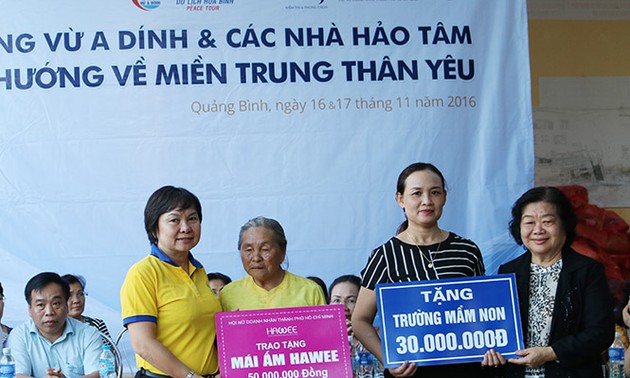 Mantan Wapres Truong My Hoa mengunjungi dan memberikan bingkisan kepada warga daerah banjir propinsi Quang Binh