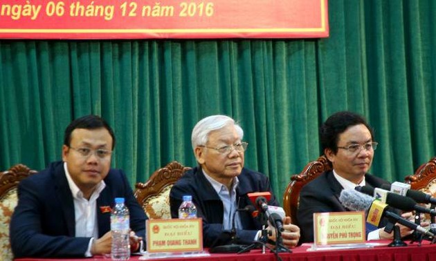 Sekjen KS PKV Nguyen Phu Trong melakukan kontak dengan pemilih kabupaten Dong Anh, Hanoi