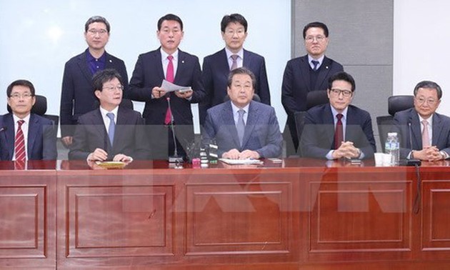 Skandal politik di Republik Korea: 29 legislator keluar dari  Partai  yang berkuasa.