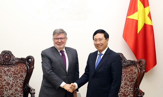 Memperkuat kerjasama tentang infrastruktur dan perhubungan antara Vietnam dan Perancis