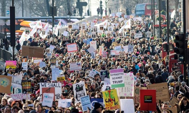 Demonstrasi di Inggris diadakan untuk menentang dekrit Presiden Donald Trump tentang para migran