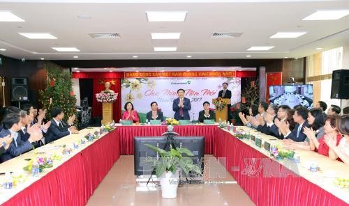 Deputi PM Vuong Dinh Hue mengunjungi dan mengucapkan selamat Hari Raya Tet kepada Vietcombank