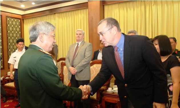 Deputi Menhan Vietnam, Nguyen Chi Vinh menerima Dubes AS, Ted Osius