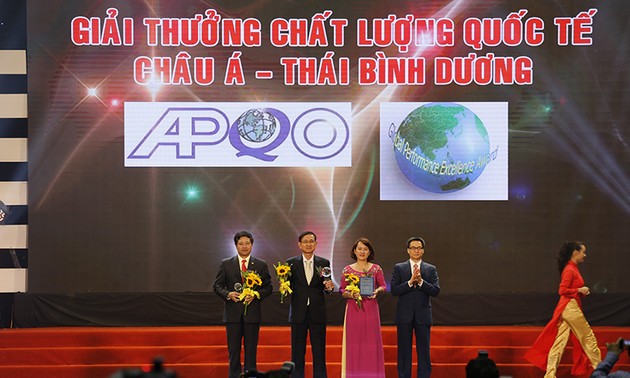 Deputi PM Vietnam, Vu Duc Dam menghadiri acara penyampaian Penghargaan kualitas nasional